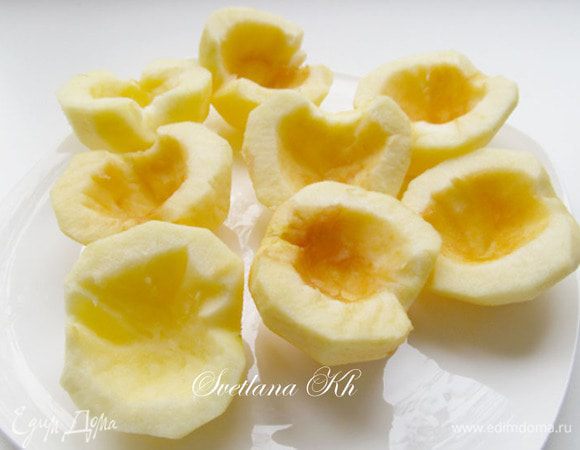 Яблоки очистить от кожуры, разрезать пополам и выбрать серединку. Я это делала чайной ложкой с острыми краями.