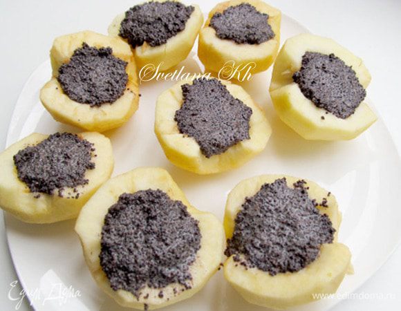 Начинить серединку яблок маковой начинкой.