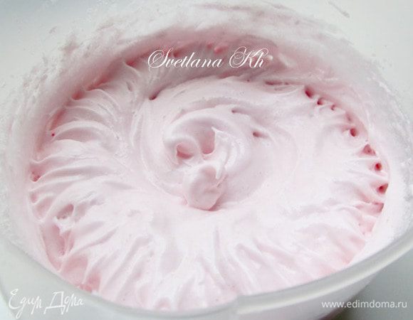 Белки взбить со щепоткой соли до плотной пены, затем добавить 2 ложки сахара и  сухой   кисель, постепенно всыпая его. . Масса получается такой воздушной, красивого розового цвета.