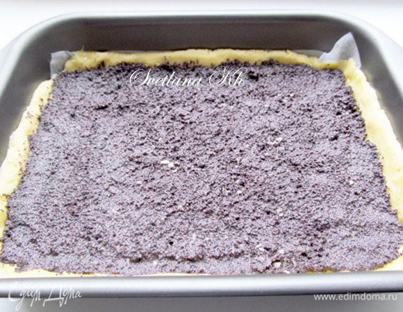 Сверху выложить маковую начинку. Этот шаг не обязателен. Если у вас мало мака, то вы можете этого не делать. У меня почему-то получилось много, очевидно, я брала приблизительное количество и перестаралась. Стакан у меня широкий для виски, очень сложно подгадать точное количество.