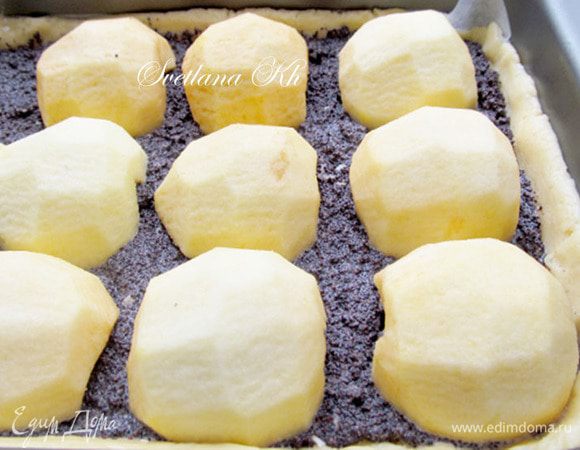 Сверху маковой начинки положить  перевернутые яблоки, маком вниз.