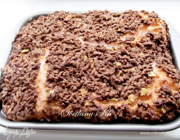 Выпекать при 170 г около часа, регулируйте по своей духовке. Нужно, чтобы белки слегка подсохли сверху, а они не любят высокую температуру. Пирог поднимается. Может слегка треснуть, но это не страшно.