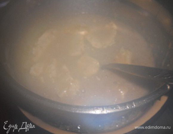 добавить сливочное масло и соду и поставить на водяную бане,держать и перемешивать на бане пока масло полностью не раствориться