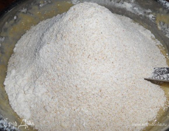 снять с бани и вмешать пшеничную муку,затем добавить овсянную муку и вымесить мягкое тесто