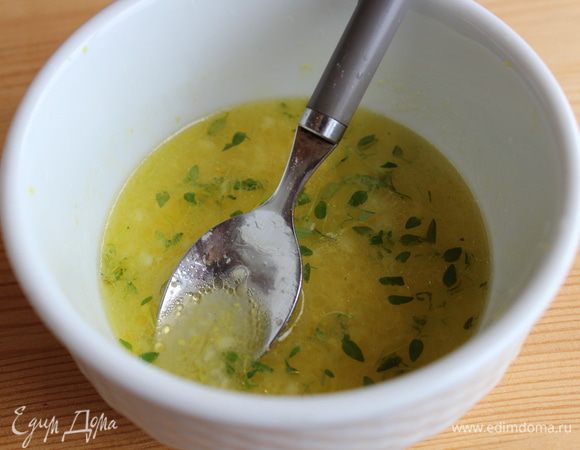 Сделать маринад. Натереть цедру и выдавить лимонный сок, выдавить туда же чеснок, добавить соль, перец, тимьян и оливковое масло. Хорошо перемешать.