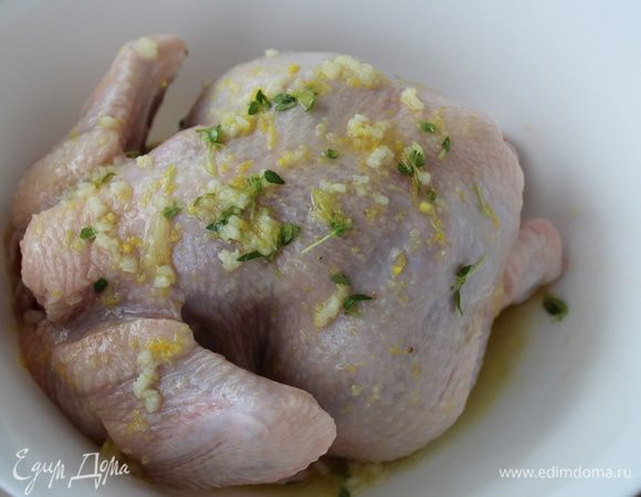 Натереть маринадом цыпленка изнутри и снаружи. Оставить мариноваться на 1,5-2 часа.