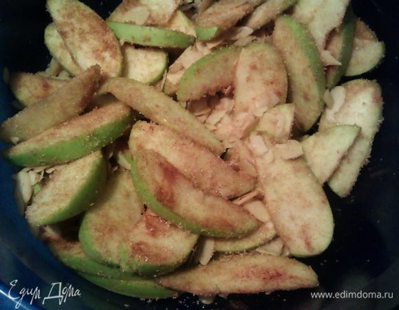 Тем временем делаем начинку. Удаляем косточки и хвостики у яблок, нарезаем дольками, всыпаем миндальные лепестки, равномерно поливаем ромом, посыпаем сахаром и корицей. Хорошенько втираем сахар и корицу в яблоки, тщательно перемешиваем, даем настояться.