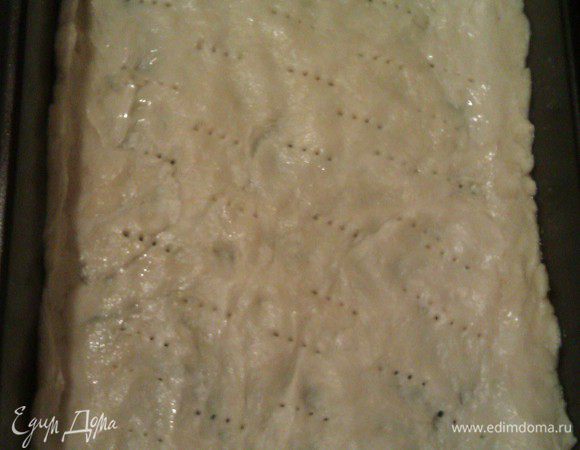 Разогреваем духовку до 200 град. Смазываем форму, берем половину теста, формируем дно и бортики, накалываем вилочкой, накрываем бумагой для выпечки, насыпаем сверху фасоль или горох. Выпекаем 15 мин.