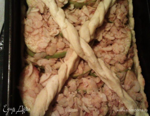 Оставшееся тесто делим пополам. Из каждой половинки катаем полосочку длиной в диагональ противня, разрезаем ножом пополам и плетем косички-спиральки. Выкладываем из сверху на тесто. Смазываем яйцом взбитым с водой. Отправляем в духовку на 30-40 мин. 