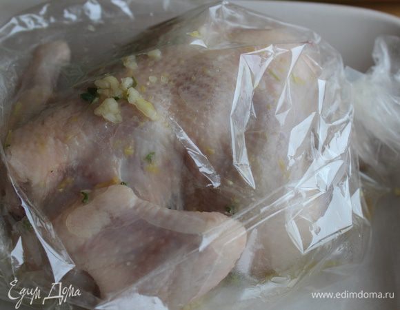 Поместить цыпленка в рукав для запекания и готовить 30-35 минут до образования румяной корочки.