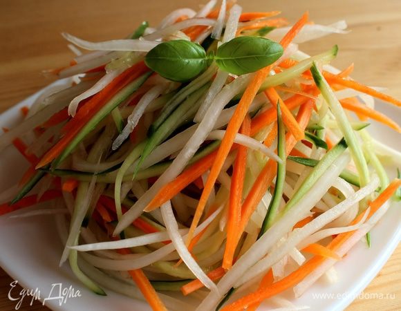 На гарнир помимо отваренной и слегка обжаренной кукурузы (Аля, привет!), хорошо подать хрустящий салат из овощей. Дайкон, морковь и огурец нашинковать на терке для корейской моркови, перемешать заправить оливковым маслом и лимонным соком, можно добавить соевый соус. Приятного аппетита!!!