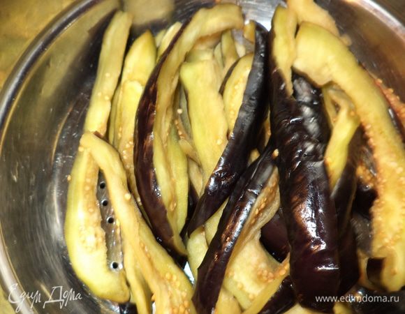 Баклажаны нарезать брусочками так, чтобы на каждом была шкурка,хорошо посолить и оставить минут на 30, затем помыть и хорошо отжать