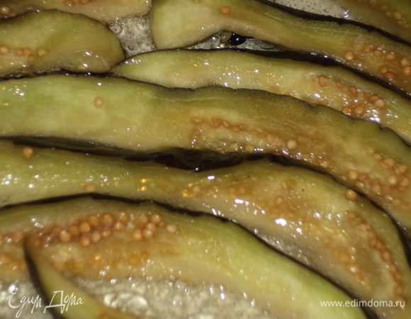 затем обжарить  по рецепту -во фритюре,но я в свои любимые сковородки наливаю грамм 50-70 масла и обжариваю с двух сторон до готовности, просоленные и промытые баклажаны берут очень мало масла и этого кол-ва  хватает обжарить 2 сковородки баклажан и 1 с перцами и масло еще немного остается на сковороде,я даже не выкладываю на салфетку-они совсем не жирные!