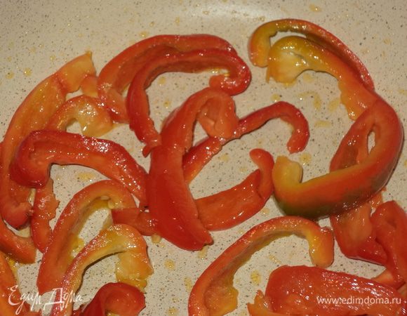 затем обжарить перцы,тоже нарезанные соломкой и немного присоленные,можно и  чили здесь же обжарить. Перцы могут оставаться немного хрустящими.