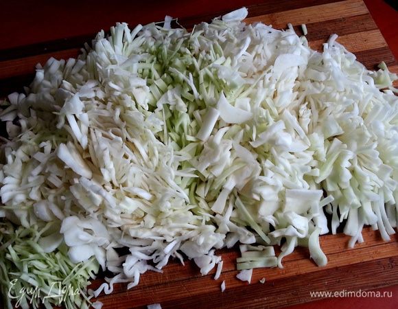 Капусту нашинковать (чем тоньше-тем вкуснее будет!)