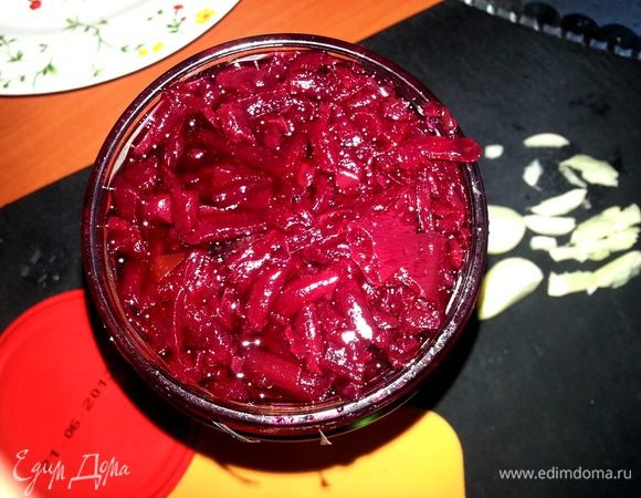 По рецепту свеклу тоже нужно нашинковать соломкой,но у меня с лета осталась маринованная уже готовая свекла для холодников,она продаётся в поллитровых баночках...