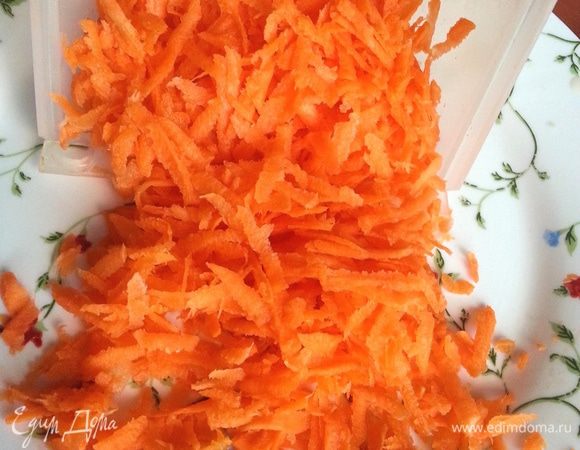 Морковь я натёрла на крупной тёрке,но можно и соломкой нарезать!