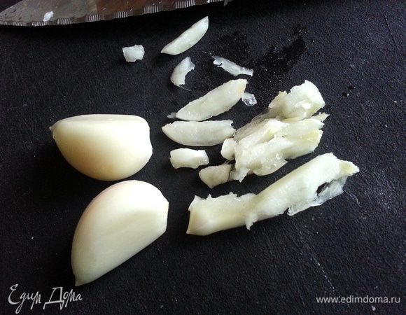 Чеснок я люблю (как учила Ю.В.) раздавить широким ножом...