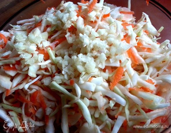 В миске соединяем капусту с морковью и жамкаем сильно руками,чтобы овощи дали сок и были мягче!Чеснок тоже туда!