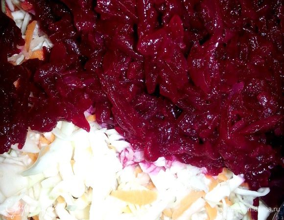 Если свекла свежая у Вас,то и её надо помять в 7-м шаге,но,повторяюсь,у меня готовая мягкая в маринаде-можно прямо так на гарнир подавать!