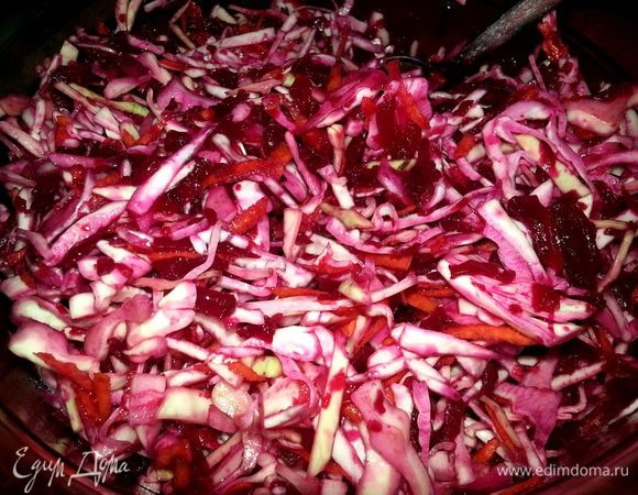 Перемешиваем все овощи и отставляем в сторону...