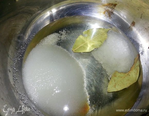 Делаем маринад:на огонь ставим кастрюльку с маслом и водой (у меня свекла уже в рассоле,поэтому я без воды),кидаем лаврушку, перец,перемешиваем с сахаром,солью и нагреваем до кипения.