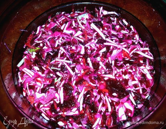 Выключаем газ и вливаем в кастрюльку уксус (у меня яблочный,но можно любой!). Заливаем маринадом наши овощи! Перемешиваем...