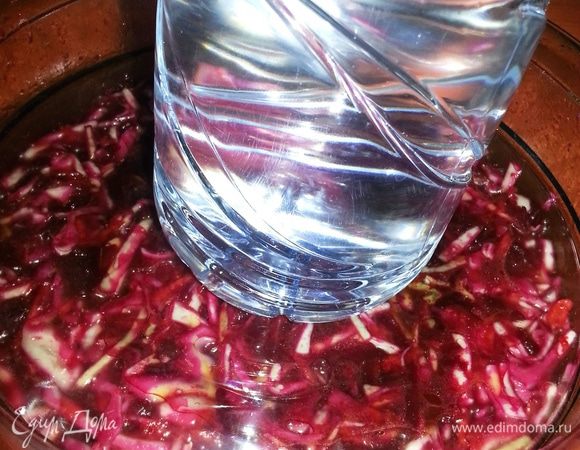 Накрываем тарелкой и ставим сверху груз (у меня 1,5-литровая бутылка с водой).