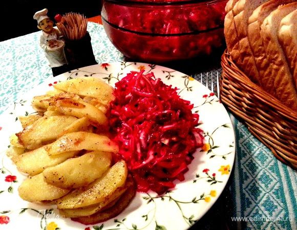 Картошку лепестками жарил муж...Сначала спрашивает всех,на сколько порций готовить(т.к.съедать её лучше сразу,не разогревая потом!),чистит,режет на крупные тонкие дольки-лепестки и жарит с солью,перцем.В конце добавляет лук обязательно-это его фирменная картошечка!