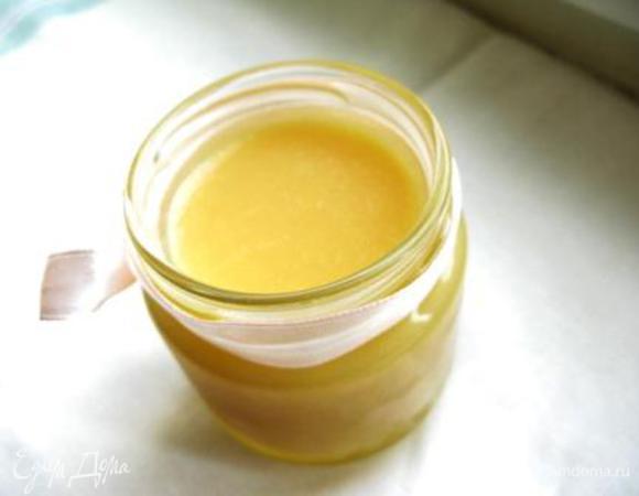 Сливки подогреть в СВЧ или на плите. Накрыть и сохранять горячими. В небольшой кастрюльке соединить остальные ингредиенты, поставить на плиту и мешать до растворения сахара. Когда сахар раствориться и смесь закипит, накрыть крышкой и оставить на среднем огне на 5 мин. Затем влить горячие сливки и готовить помешивая еще мин 3-5. остудить, перелить в баночки и убрать наночь в холодильник. Соус хорошо загустеет. 