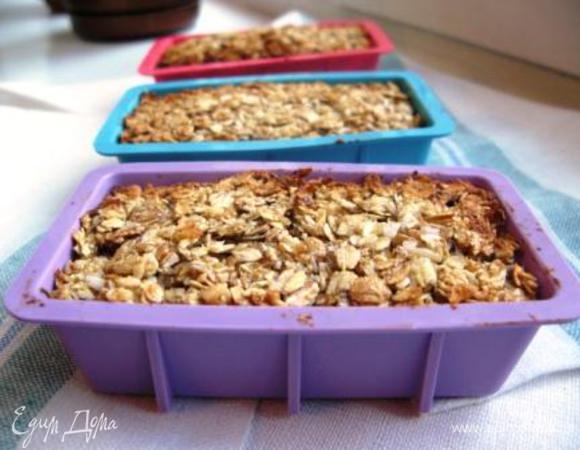 Все соединить. Разложить по формочкам, слегка утрамбовать. 165 гр. ок 20 мин. Время варьируется в зависимости от величины формочек и духовки. Показатель - уверенная золотистость. На фото с яблочными чипсами. Приятного аппетита!