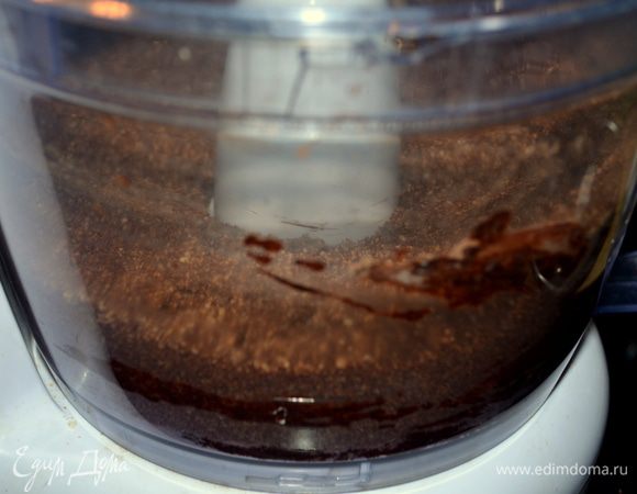 Разогреть духовку до 180 гр.В квадратную форму выложим бумагу для выпечки или фольгу.
Шоколадное печенье размолоть в фудпроцессоре с сахаром в крошку,добавим растопленное масло и все вместе пропульсируем.