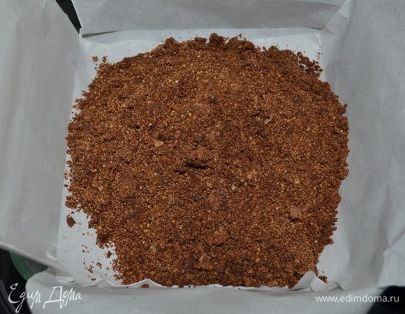 Выложим в приготовленную форму, разровняем и поставим в духовку на 12-15 мин. Дадим остыть.