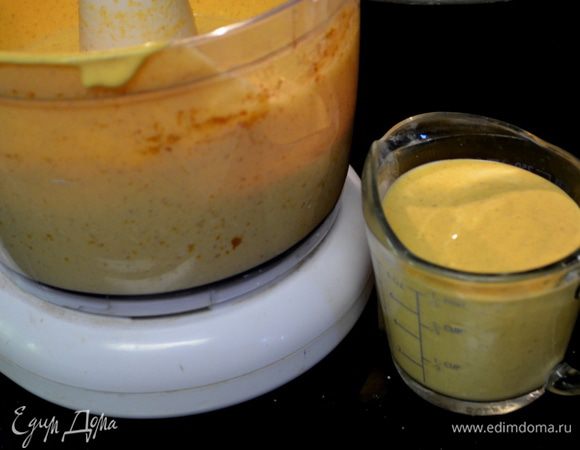 В чистый фудпроцессор сложим слив.сыр,тыквен.пюре,сахар,яйца, мука, специя тыквенная и соль. Все пропульсируем до однородной массы.Отложим 1 стакан этой массы.