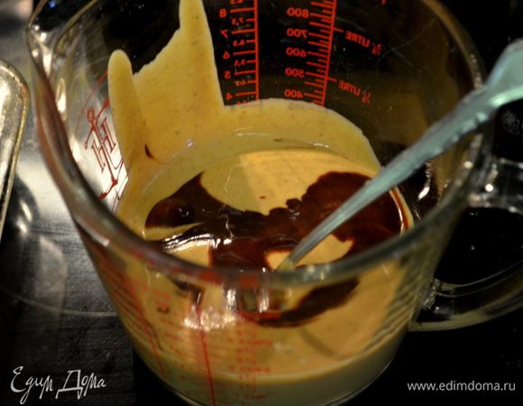 Растопим шоколад в микроволновке с интервалами 30 сек.Смешаем затем шоколад с  отложенным стакан.тыквенной массы.