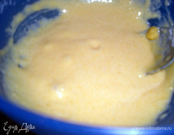 Кондитерский крем:
Получится около 700 г. В миске смешать венчиком желтки с 70 г сахара и 50 г муки.