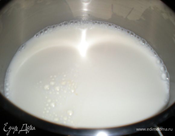 Оставшиеся 70 г сахара высыпать в кастрюлю с толстым дном и налить молоко. Стручок ванили разрезать и выскрести семена в молоко. Нагревать на маленьком огне до первого пузырька. Снять с огня.