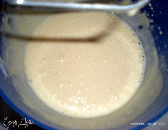 Венчиком вмешать треть молока в яичную смесь. Затем вылить все оставшееся молоко и хорошо перемешать.