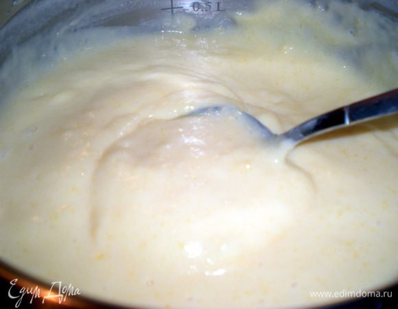 Уменьшить огонь и подержать еще пару минут. Крем должен загустеть.