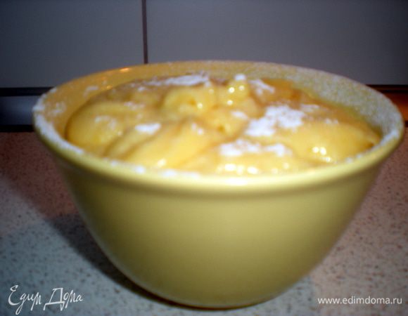 Готовый крем перелить в глубокую ёмкость для охлаждения. Чтобы на креме не образовалась  пленка, посыпать сахарной пудрой или стружкой сливочного масла.