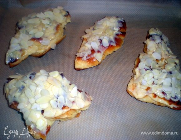 Выпекать 10 мин. при 190 гр. пока лепестки приобретут золотистый оттенок. Сверху посыпать сахарной пудрой.