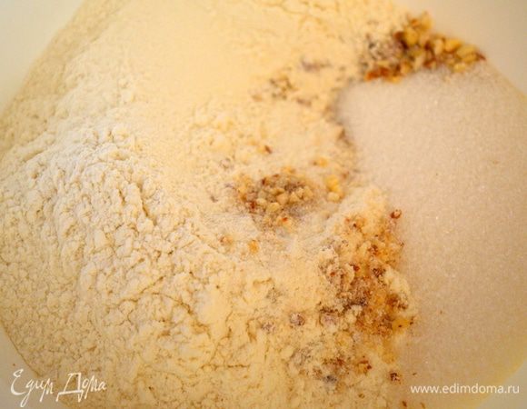 муку смешать с орехами, солью и сахаром