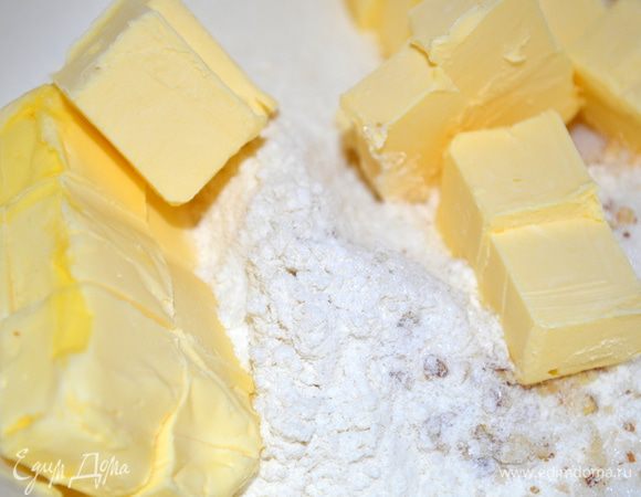 добавить холодное сливочное масло, нарезанное на кубики и все растереть руками