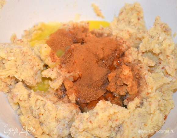 добавляем яйцо и пряности ( я гвоздику не клала...не любим ее совсем) и замешиваем тесто (оно не должно быть плотным)