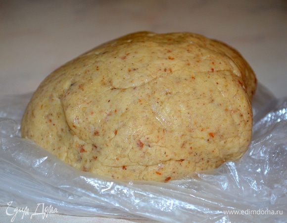 скатать в шар, завернуть в пленку и убрать в холодильник на 30 минут