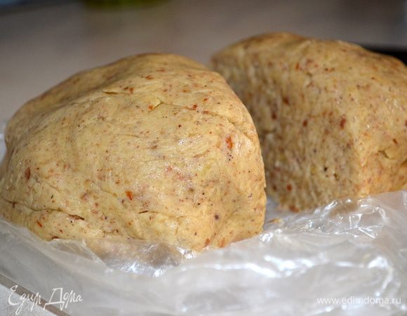 тесто делим на 2 части - одна большей пойдет в основу, а вторая поменьше на решетки. 