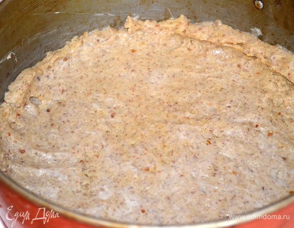 Разъемную форму 24 см смазать сливочным маслом и выложить в нее большую часть теста. Распределить ее руками, сделав небольшой бортик (1-2) см