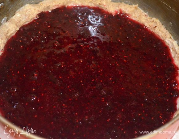 выкладываем джем, но так чтобы он был по бортики! не вытекал!