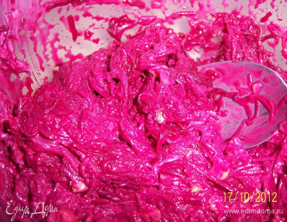 1.орехи мелко нарезать 2.свеклу очистить и натереть на мелкой тёрке 3. заправить майонезом и всё перемешать  ПРИЯТНОГО АППЕТИТА!!! 