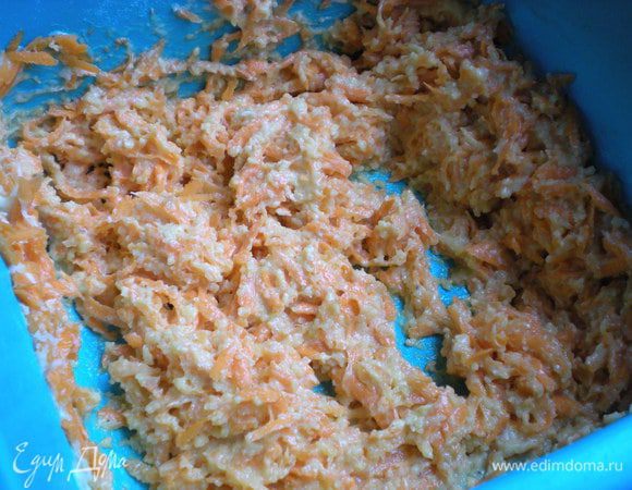 Torta di carote / Морковный торт. Взбить размягченное сливочное масло с сахарной пудрой, затем добавить яйцо, морковь, измельченный миндаль, 5 г сахара, муку и щепотку соли. Выпекать до готовности. 